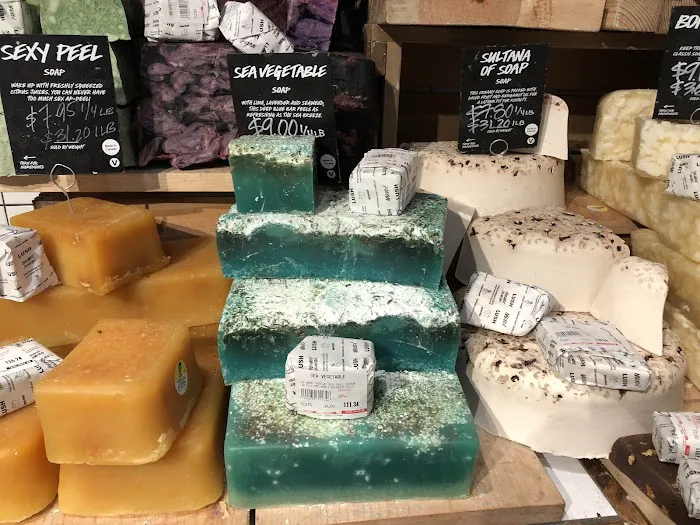 Lush Cosmetics Glendale Galleria 7