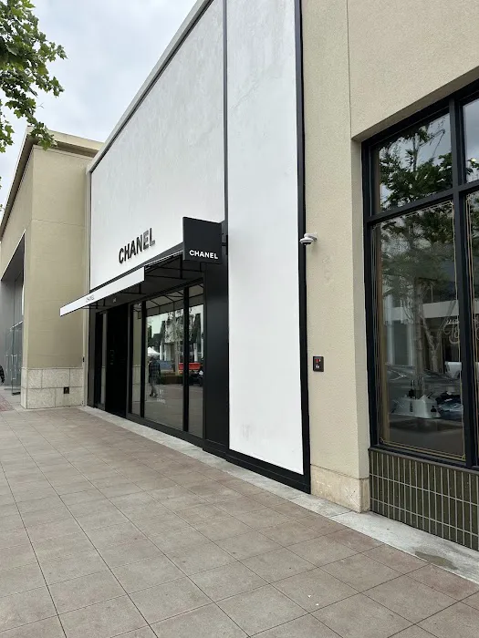 CHANEL FRAGRANCE AND BEAUTY BOUTIQUE 3