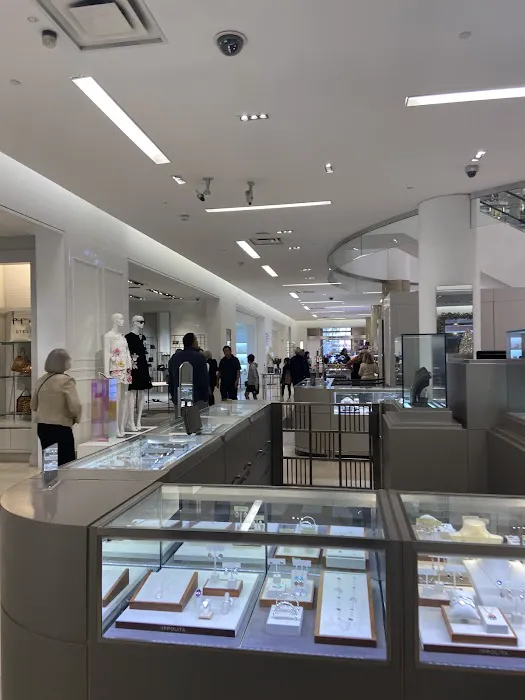 Saks Fifth Avenue 0