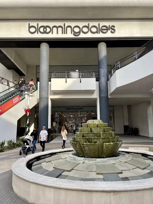 Bloomingdale's 0