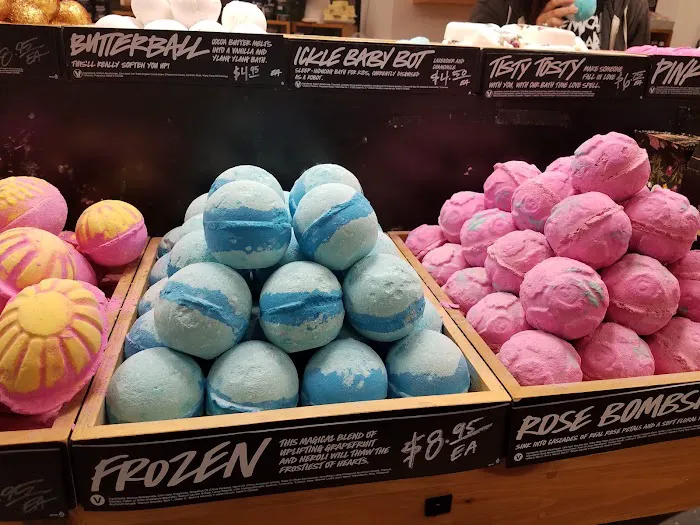 Lush Cosmetics Valencia Town Center 4