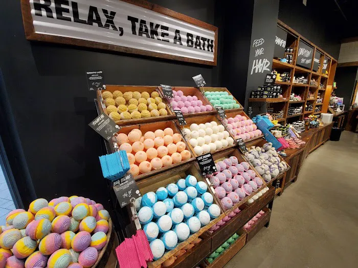 Lush Cosmetics MacArthur Center 3