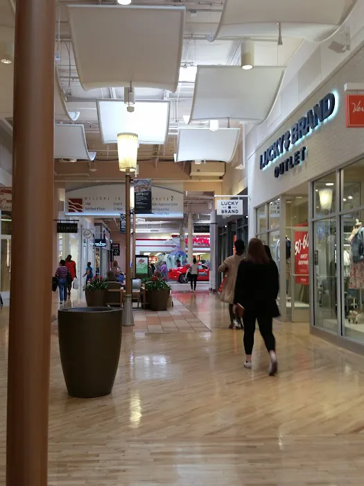 Bloomingdale's Outlet 3