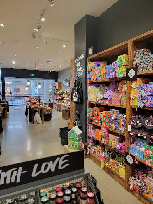 Lush Cosmetics Willow Grove Park Mall 7