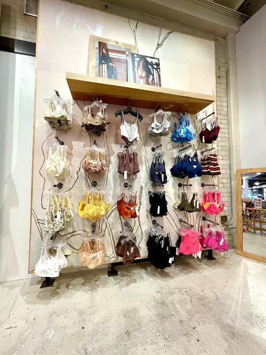 Urban Outfitters 0