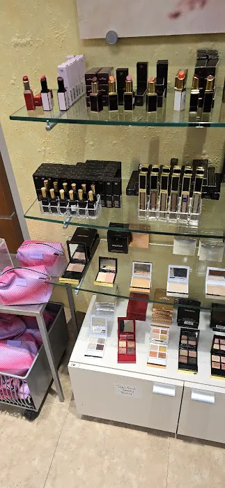 Cosmetics Company Store 8