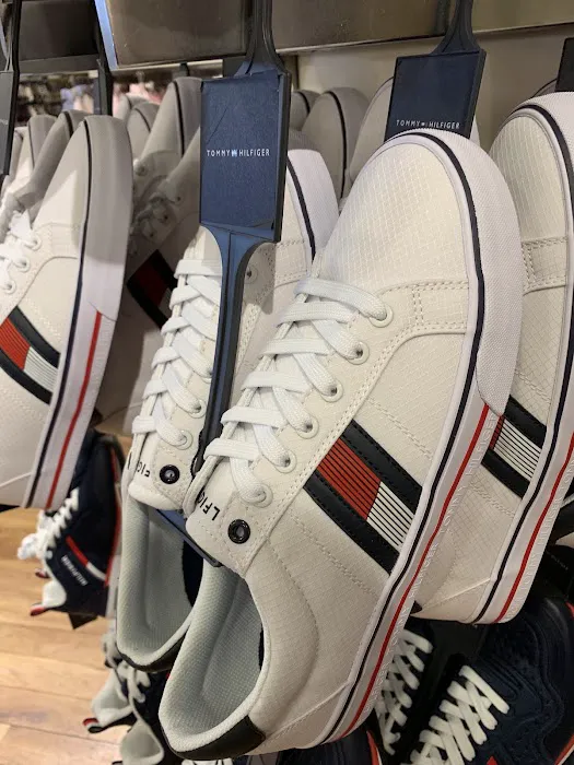 Tommy Hilfiger 9
