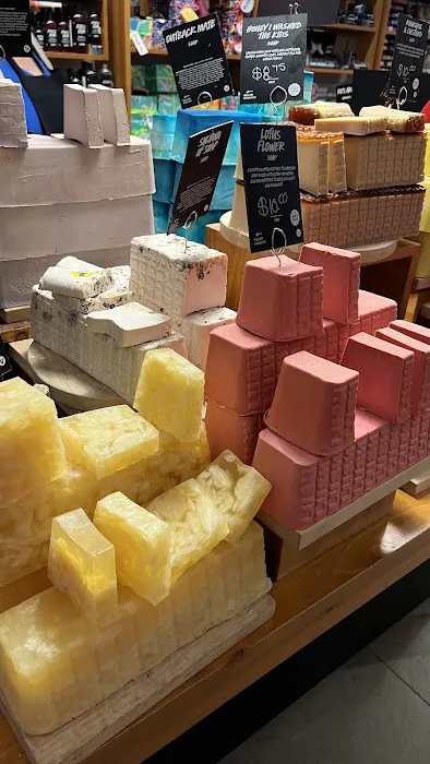 Lush Cosmetics Quaker Bridge 4