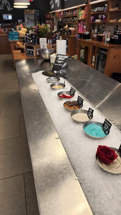 Lush Cosmetics Quaker Bridge 8