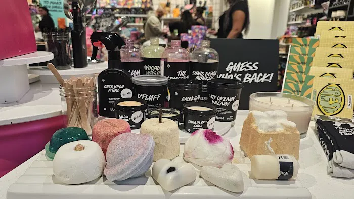 Lush Cosmetics Mall at Bay Plaza 7