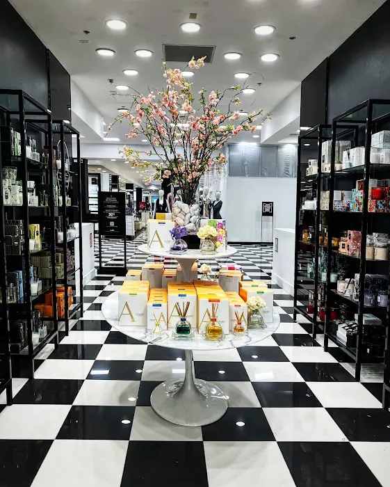 Bloomingdale's 6