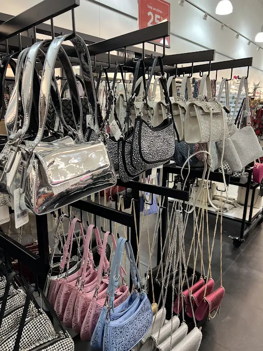 Bloomingdale's Outlet 4