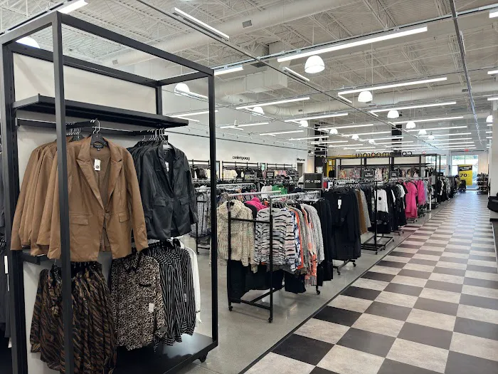 Bloomingdale's Outlet 9