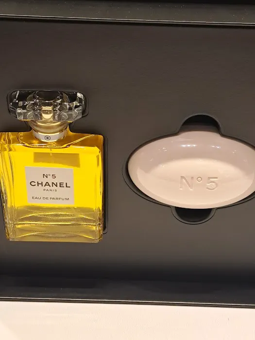 CHANEL FRAGRANCE AND BEAUTY BOUTIQUE 7