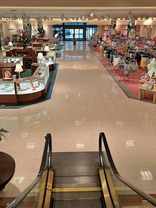 Von Maur 3