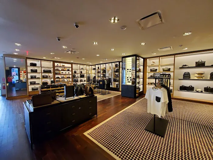 COACH Outlet 7