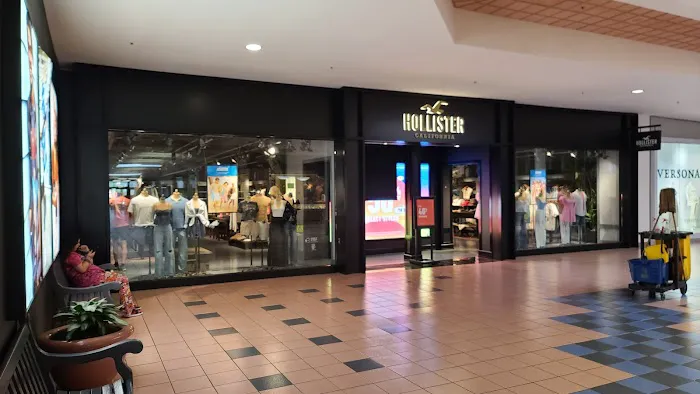 Hollister Co. 0