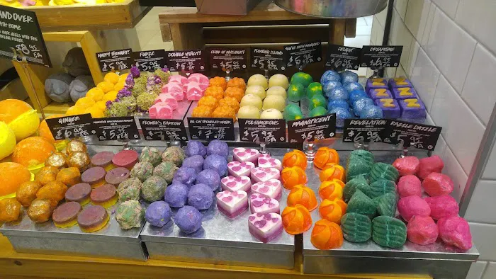 Lush Cosmetics Pheasant Lane 0