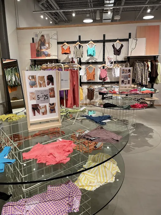 Urban Outfitters 8