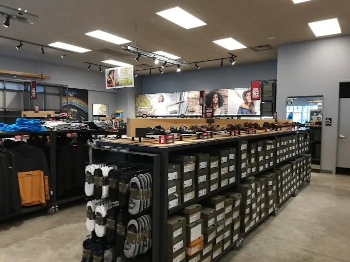 Bloomingdale's Outlet 6