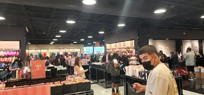Victoria's Secret Outlet 3