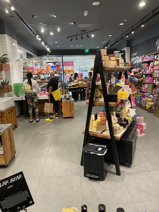 Lush Cosmetics International Plaza 0