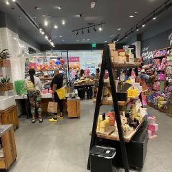 Lush Cosmetics International Plaza ico