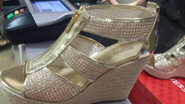 Dillard's: Tyrone Square 9