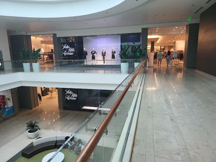 Saks Fifth Avenue 4
