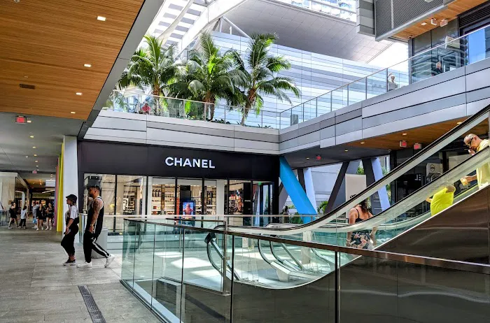 CHANEL FRAGRANCE AND BEAUTY BOUTIQUE 6
