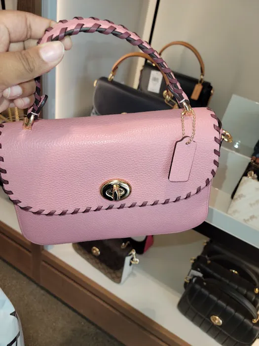 COACH Outlet 3