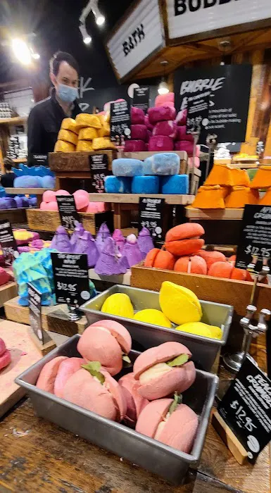 Lush Cosmetics Woodfield 8