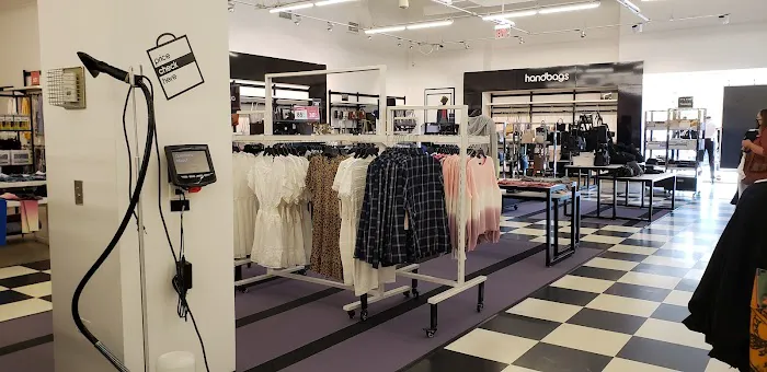 Bloomingdale's Outlet 7
