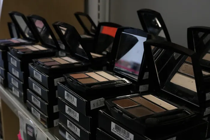 Licensed Avon Beauty Center 6