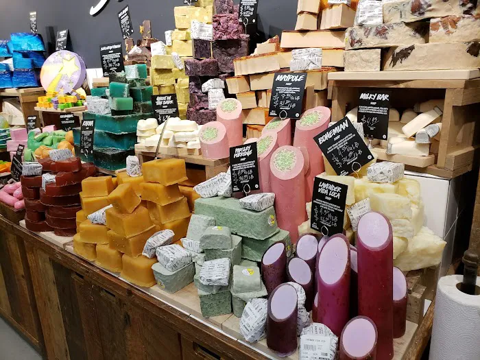 Lush Cosmetics Orland Square 2
