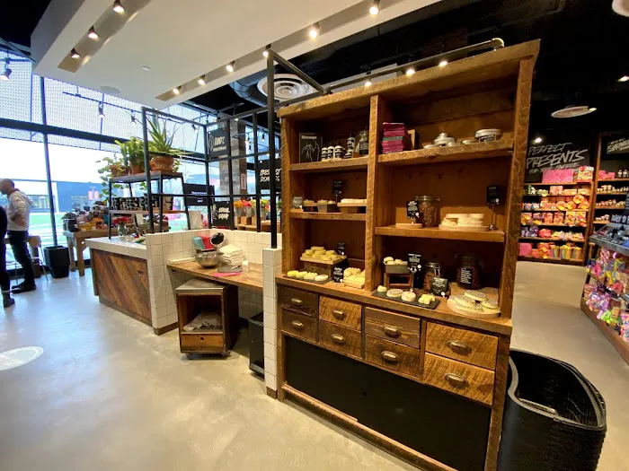 Lush Cosmetics Oakbrook Center 2