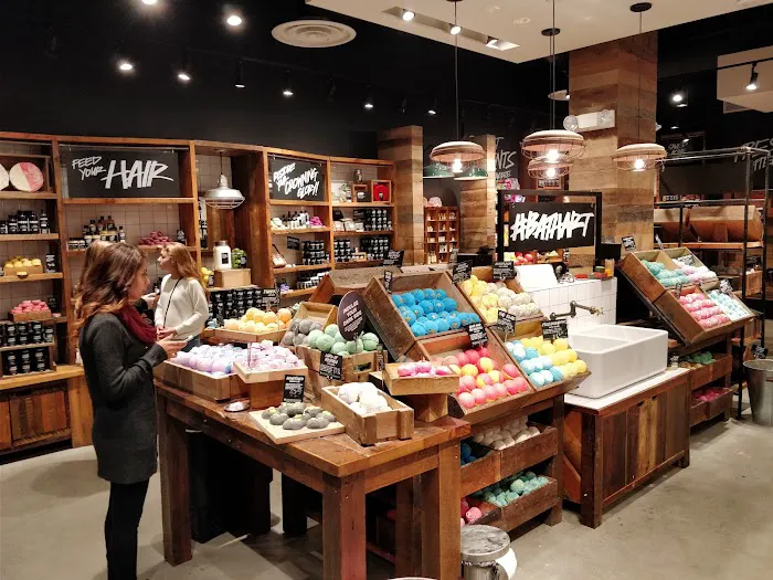 Lush Cosmetics Oakbrook Center 4