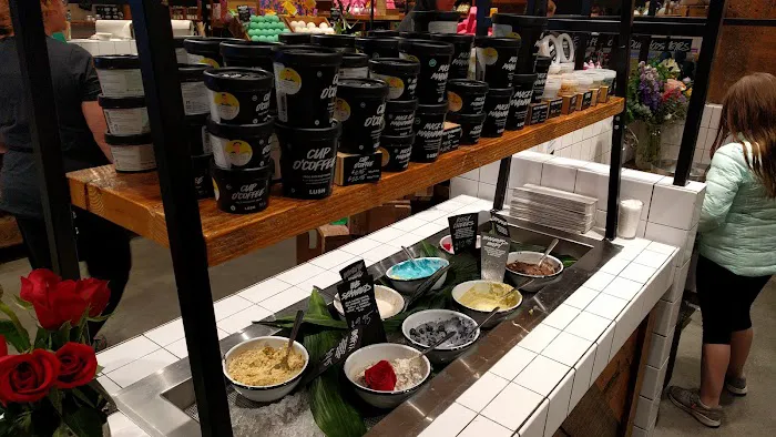 Lush Cosmetics Oakbrook Center 6