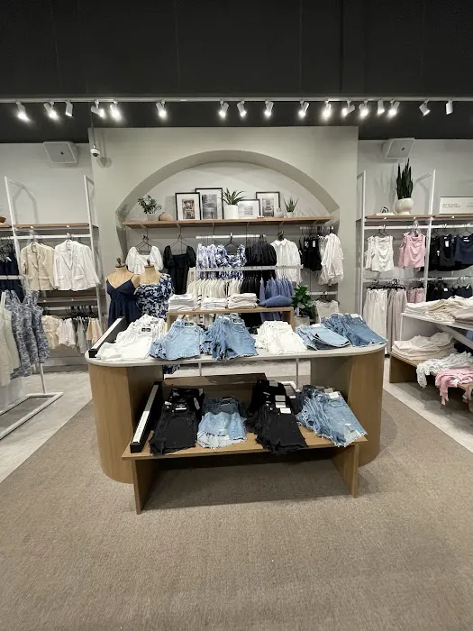 Abercrombie & Fitch 7