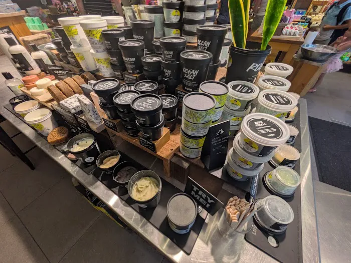 Lush Cosmetics Hilldale - Madison 4