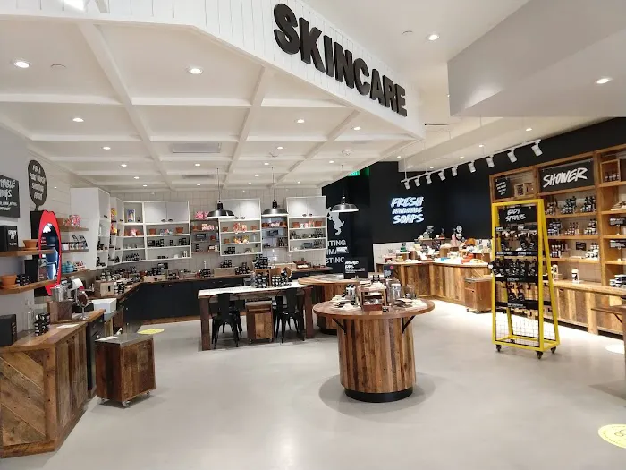 Lush Cosmetics Bridgeport Village 4