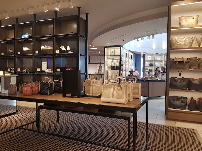 COACH Outlet 7