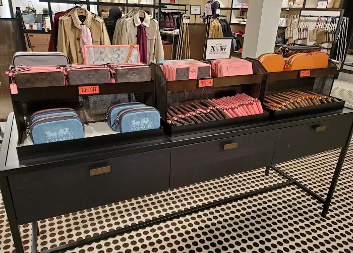 COACH Outlet 0
