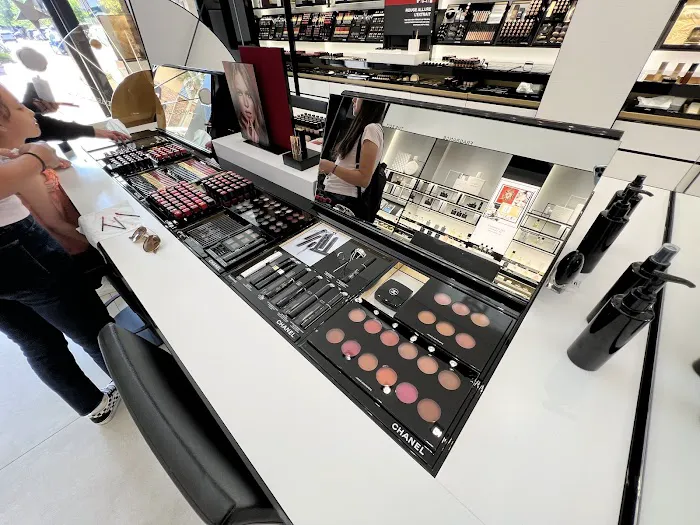 CHANEL FRAGRANCE AND BEAUTY BOUTIQUE 1