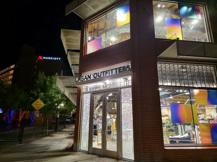 Urban Outfitters 0