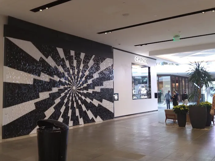 CHANEL FRAGRANCE AND BEAUTY BOUTIQUE 2