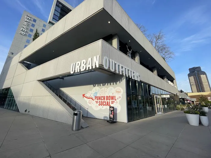 Urban Outfitters 0