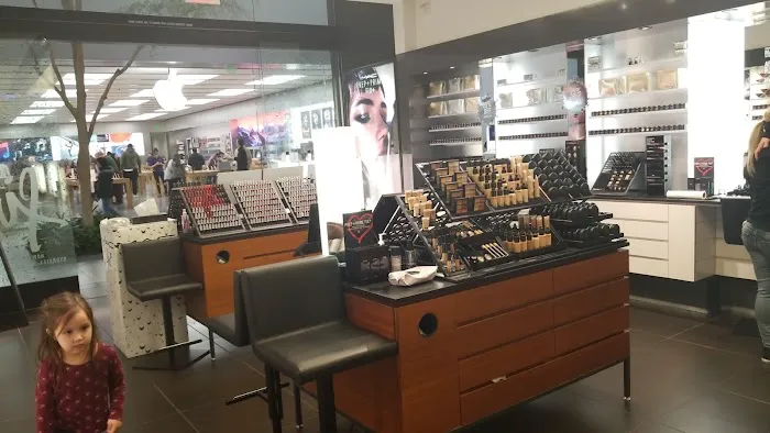 MAC Cosmetics 0