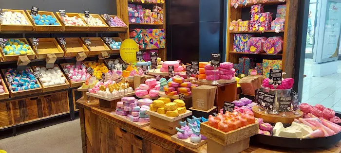 Lush Cosmetics Roseville Galleria 3