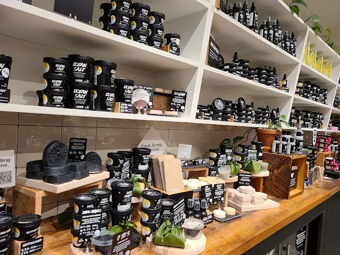 Lush Cosmetics Roseville Galleria 8